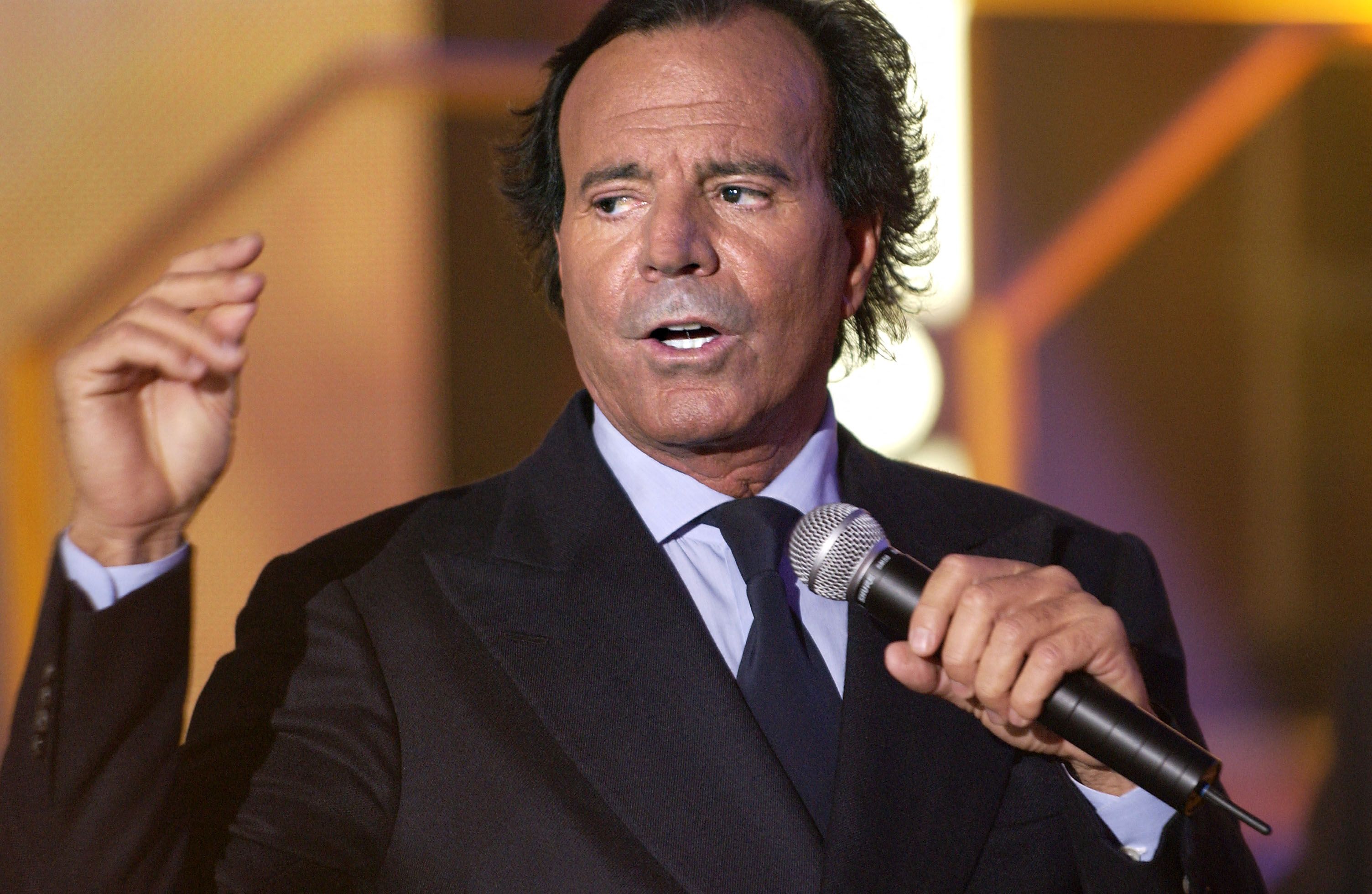 Julio Iglesias à Paris, le 6 décembre 2003.