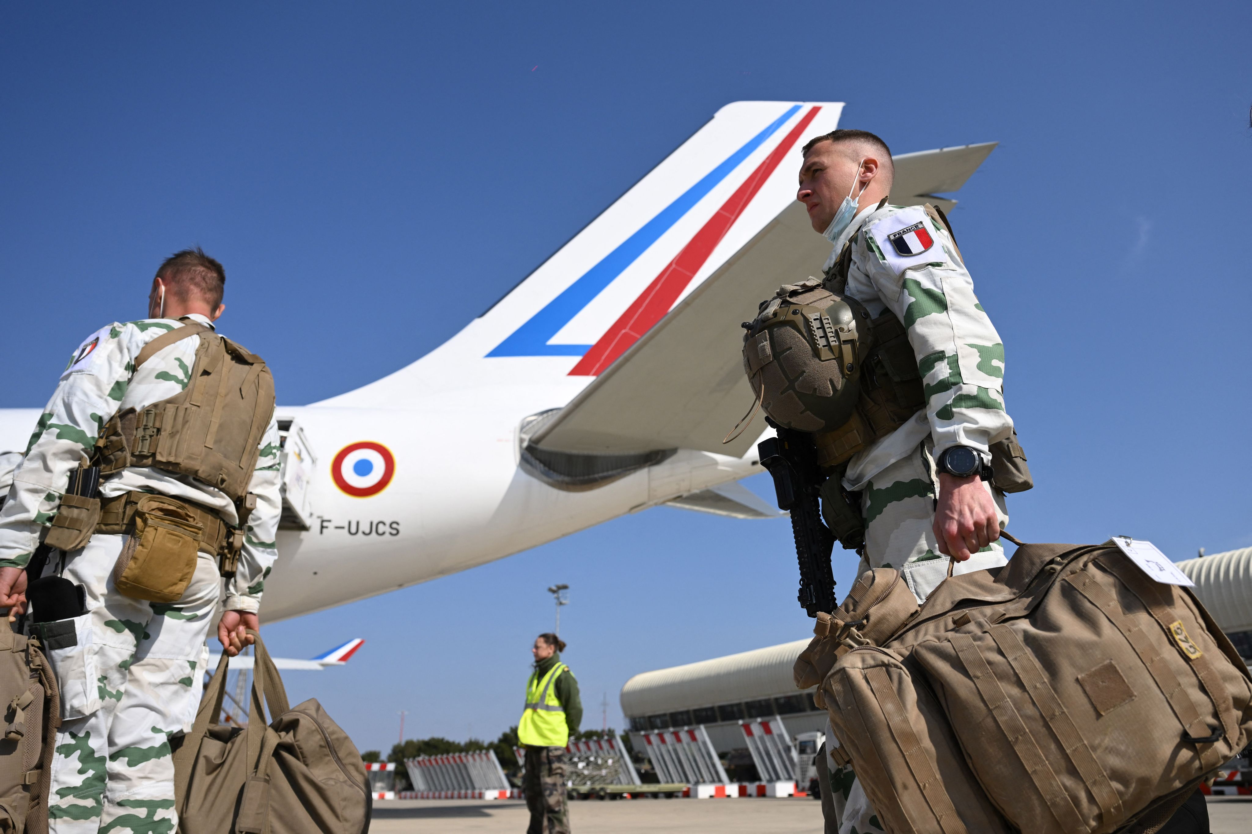 Des chasseurs alpins français, ici en route vers une mission en Roumanie en mars 2022, vont participer à la mission militaire européenne au Groenland.