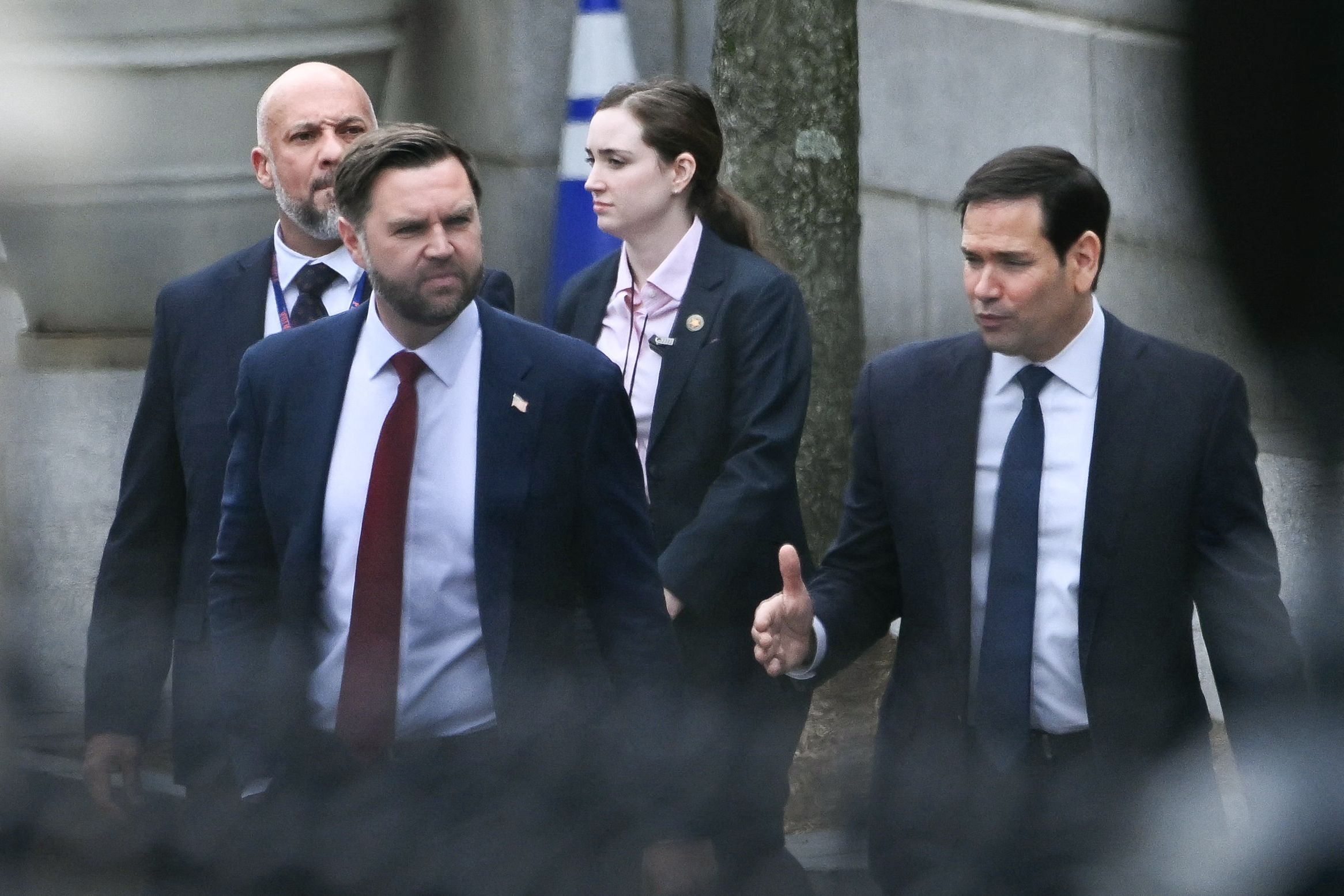 Le vice-président américain J.D. Vance et le secrétaire d'État Marco Rubio quittent le bâtiment administratif Eisenhower sur le campus de la Maison Blanche.