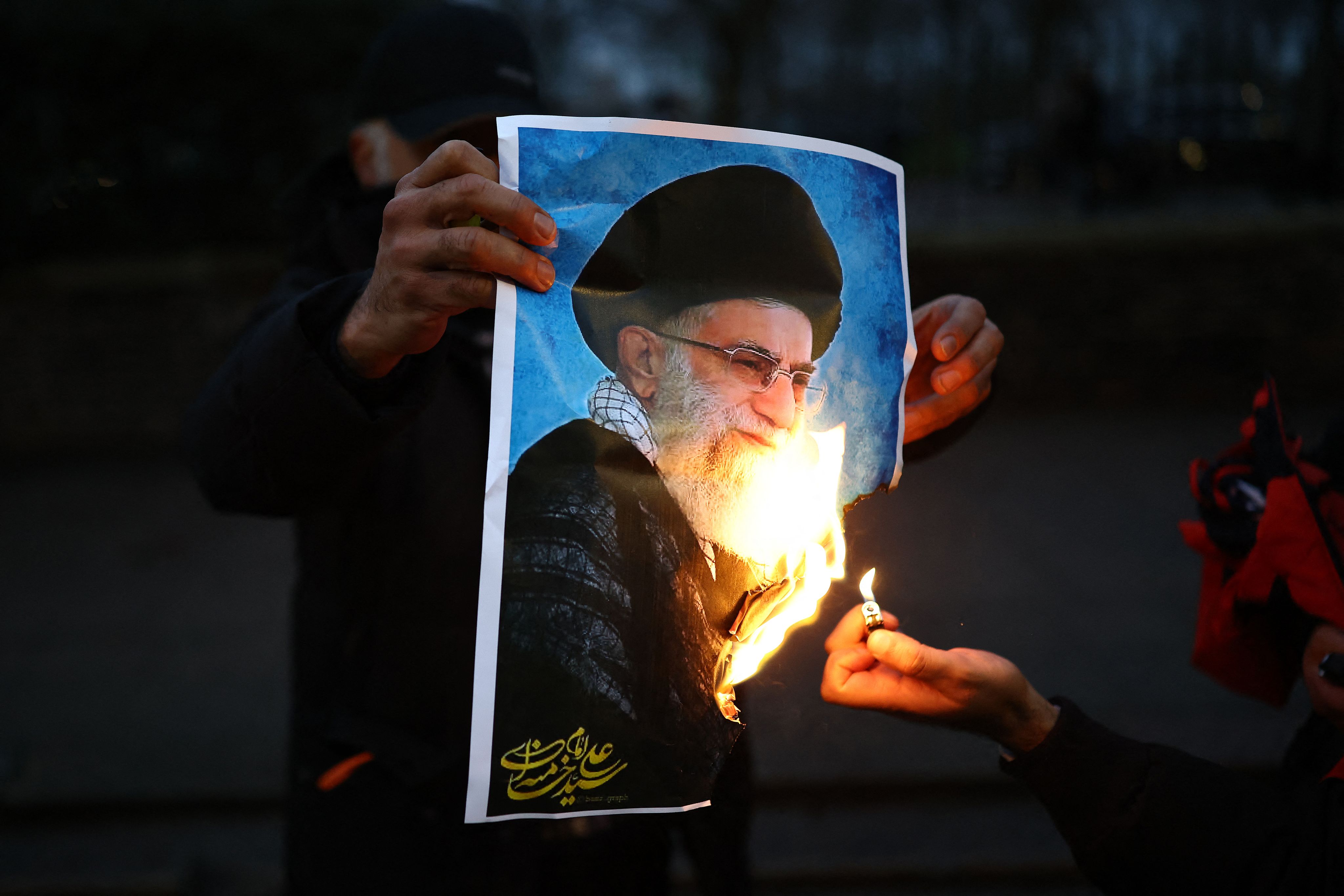 une photo de l'Ayatollah Ali Khamenei brpulée par des manifestants protestant devant l'ambassade d'Iran à Londres, 12 janvier 2026 (Angleterre)
