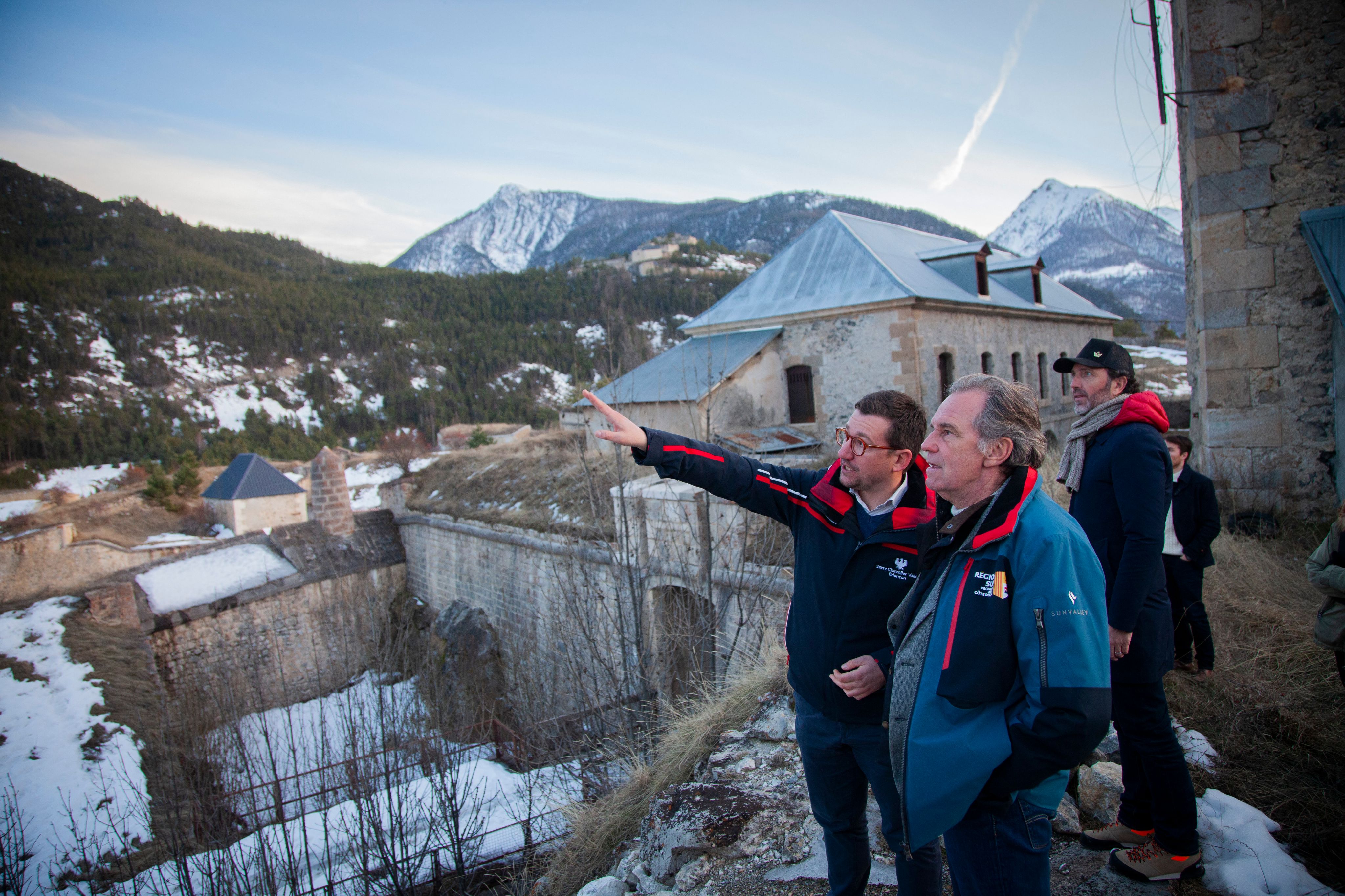 Le maire Arnaud Murgia présente le site du Fort de Briançon à Renaud Muselier, président de la région Sud, en février 2024.