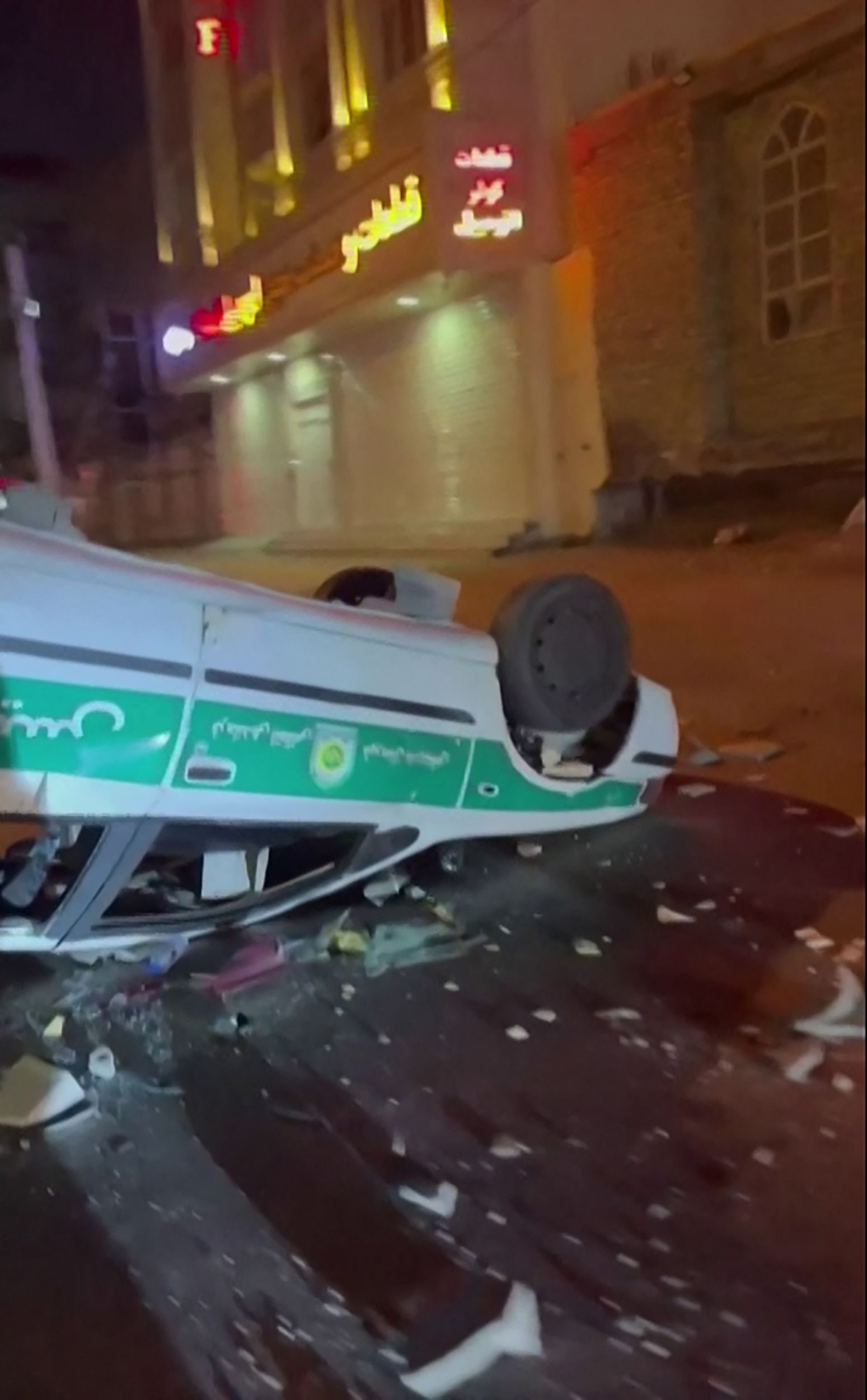 Voiture de police renversée à Bandar Abbas, en Iran – selon une image de vidéo citoyenne.