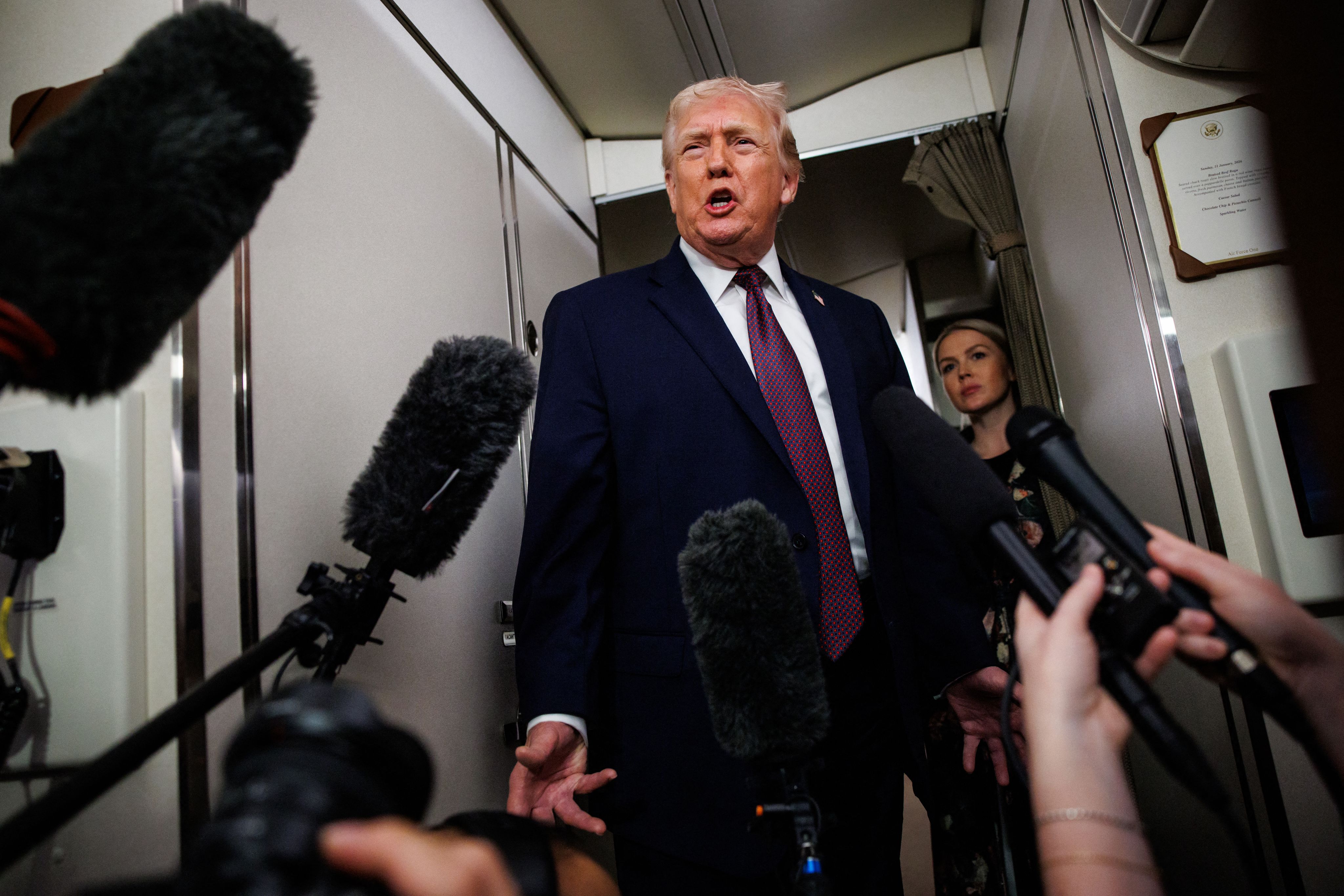 Donald Trump à bord de l’avion présidentiel, le lieu de toutes les confidences à la presse, annonce un contact avec l’Iran.