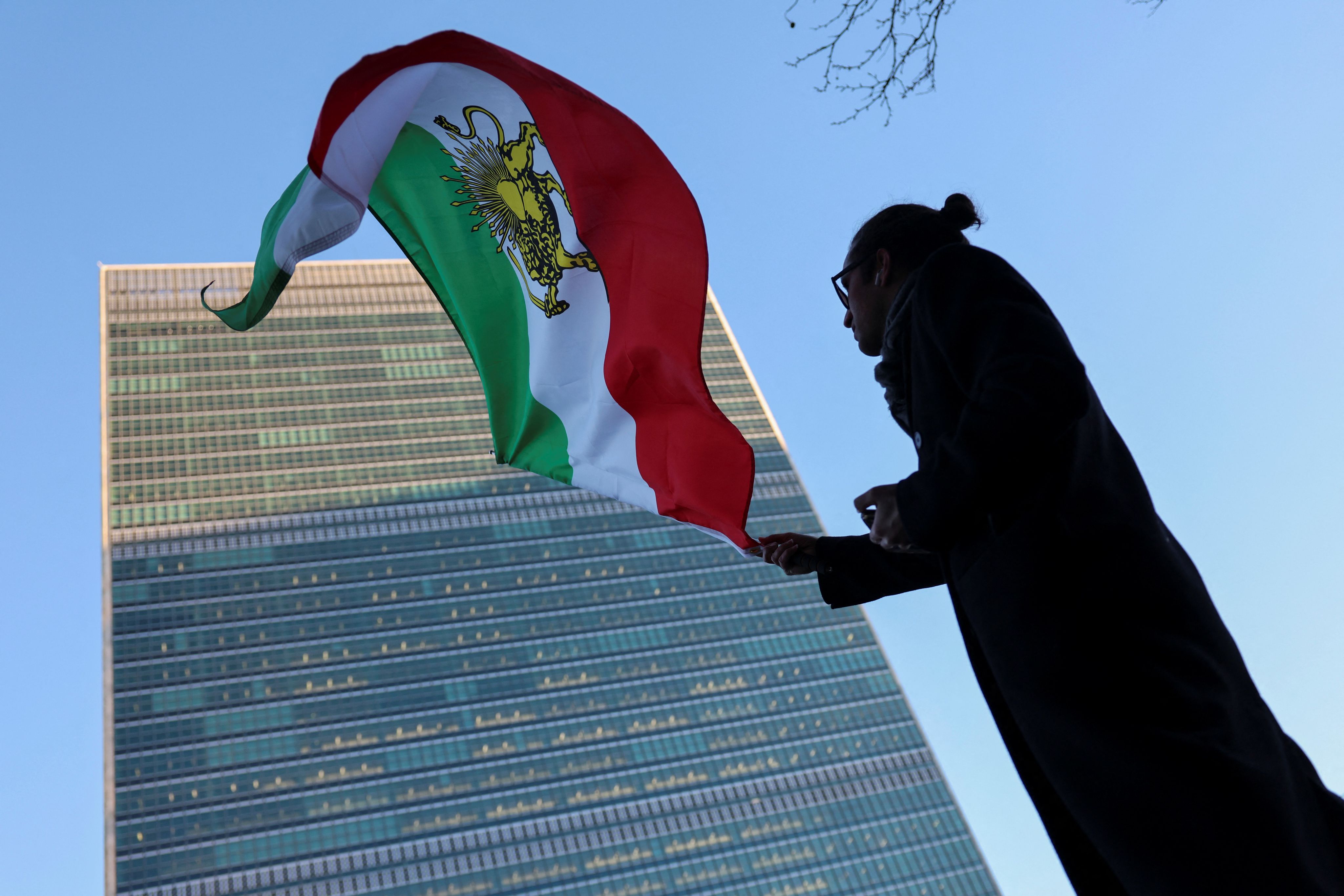 Un manifestant brandit le drapeau iranien d’avant la Révolution islamique devant le siège de l’ONU, le 15 janvier 2026.