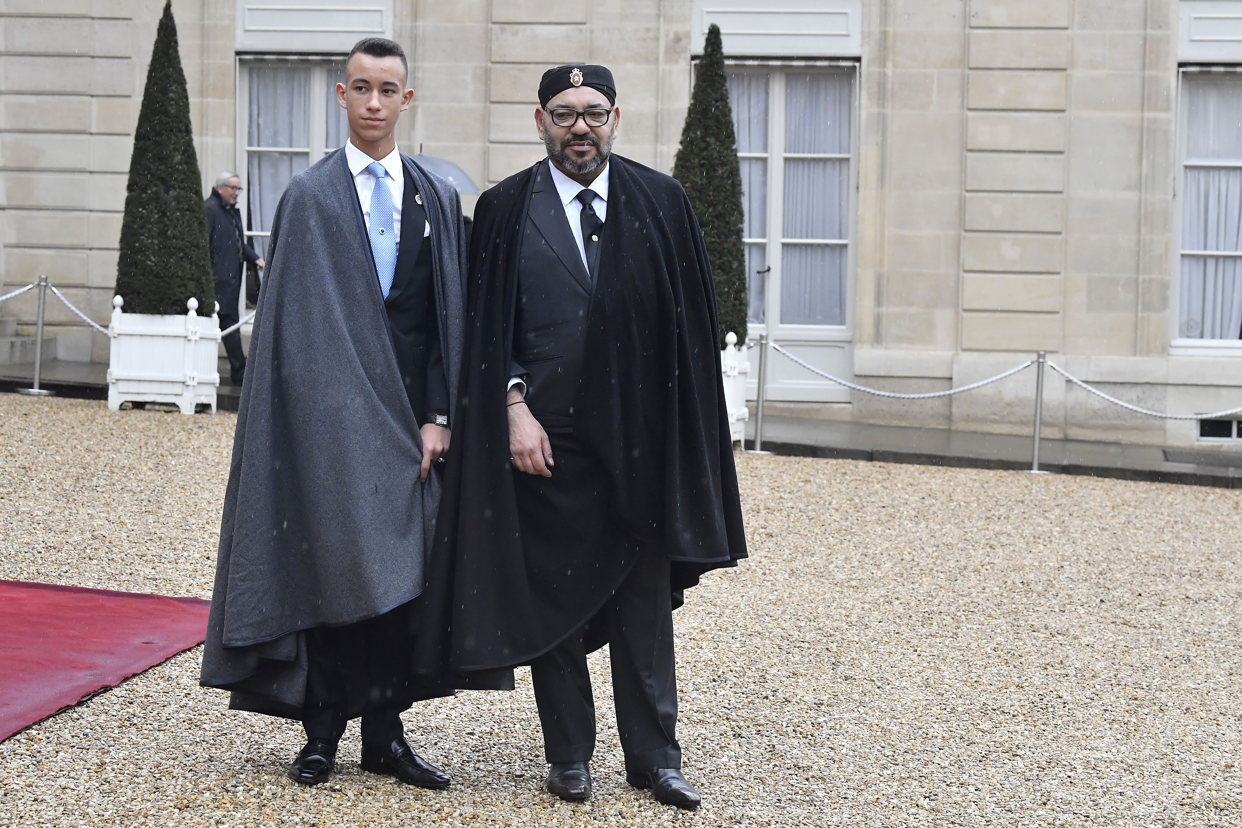 Le roi Mohammed VI et son fils Moulay Hassan le 11 Novembre 2018 au Palais de l'Elysée