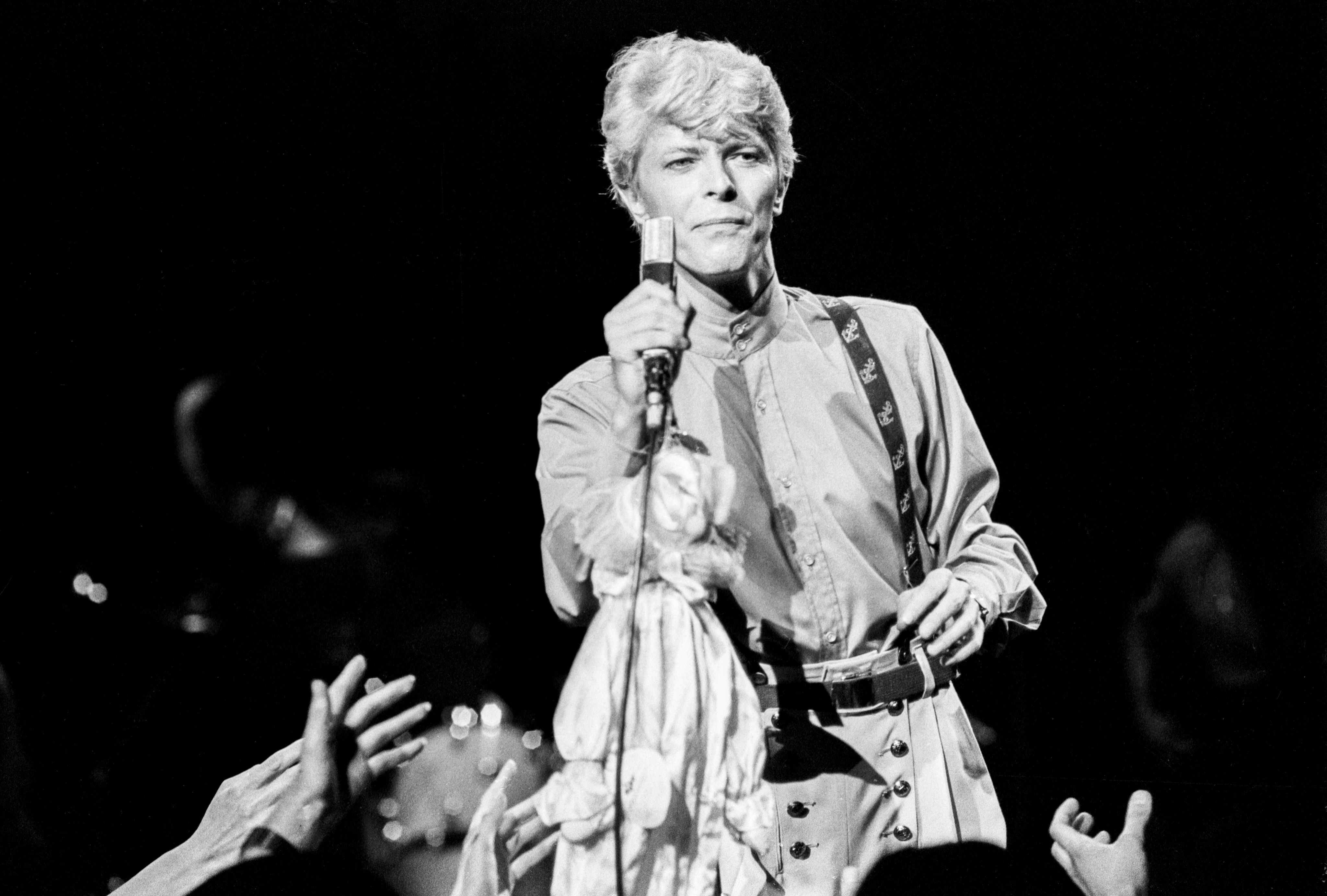 David Bowie sur la scène du Hammersmith Odeon à London en 1983