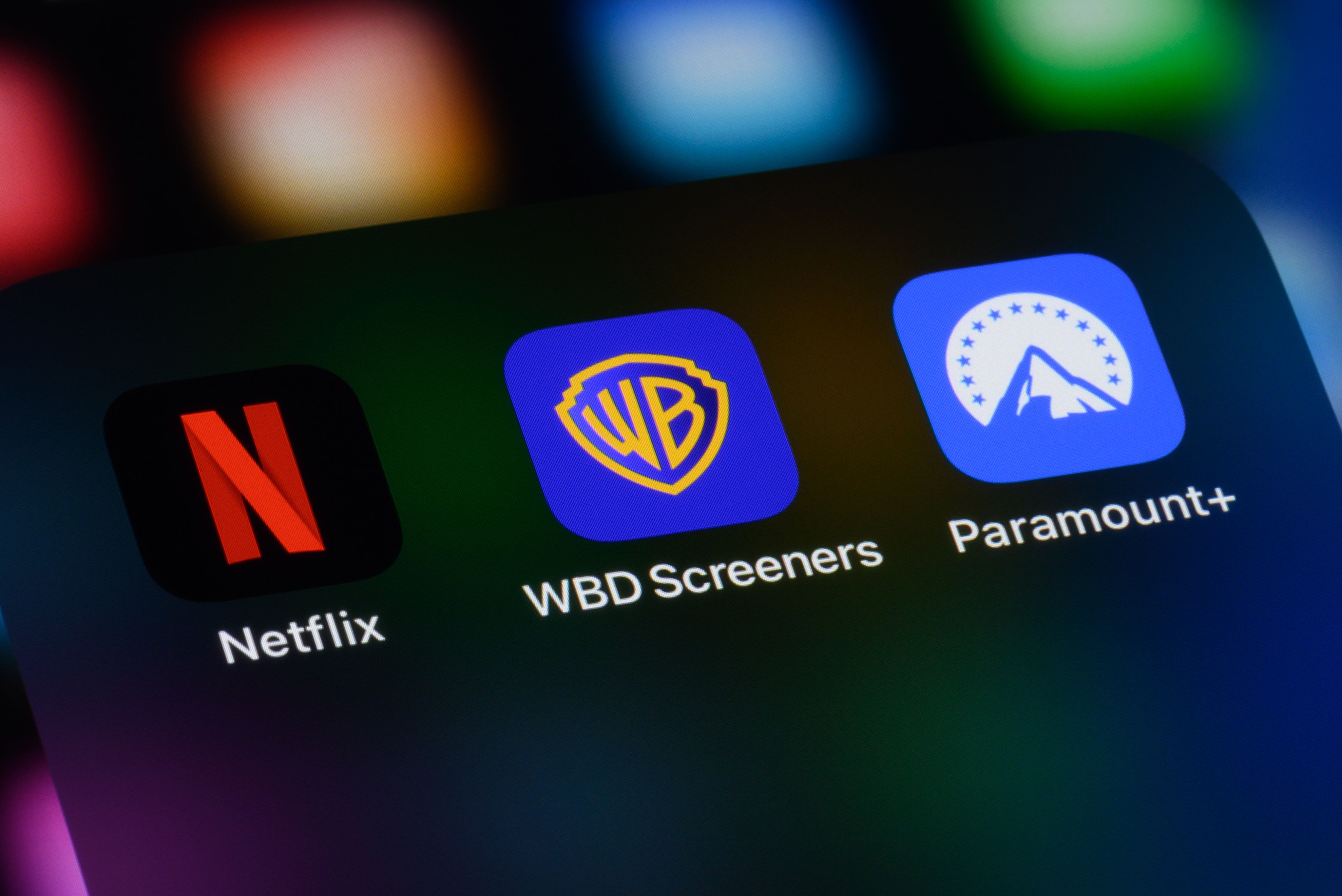 Netflix et Paramount continuent à se battre pour racheter Warner Bros, à différentes conditions.