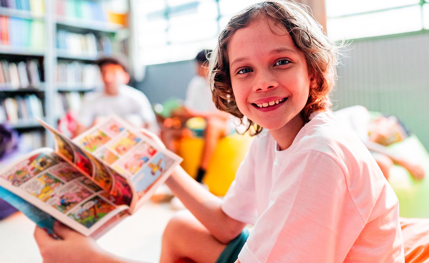 Enfant qui lit une bande dessinée