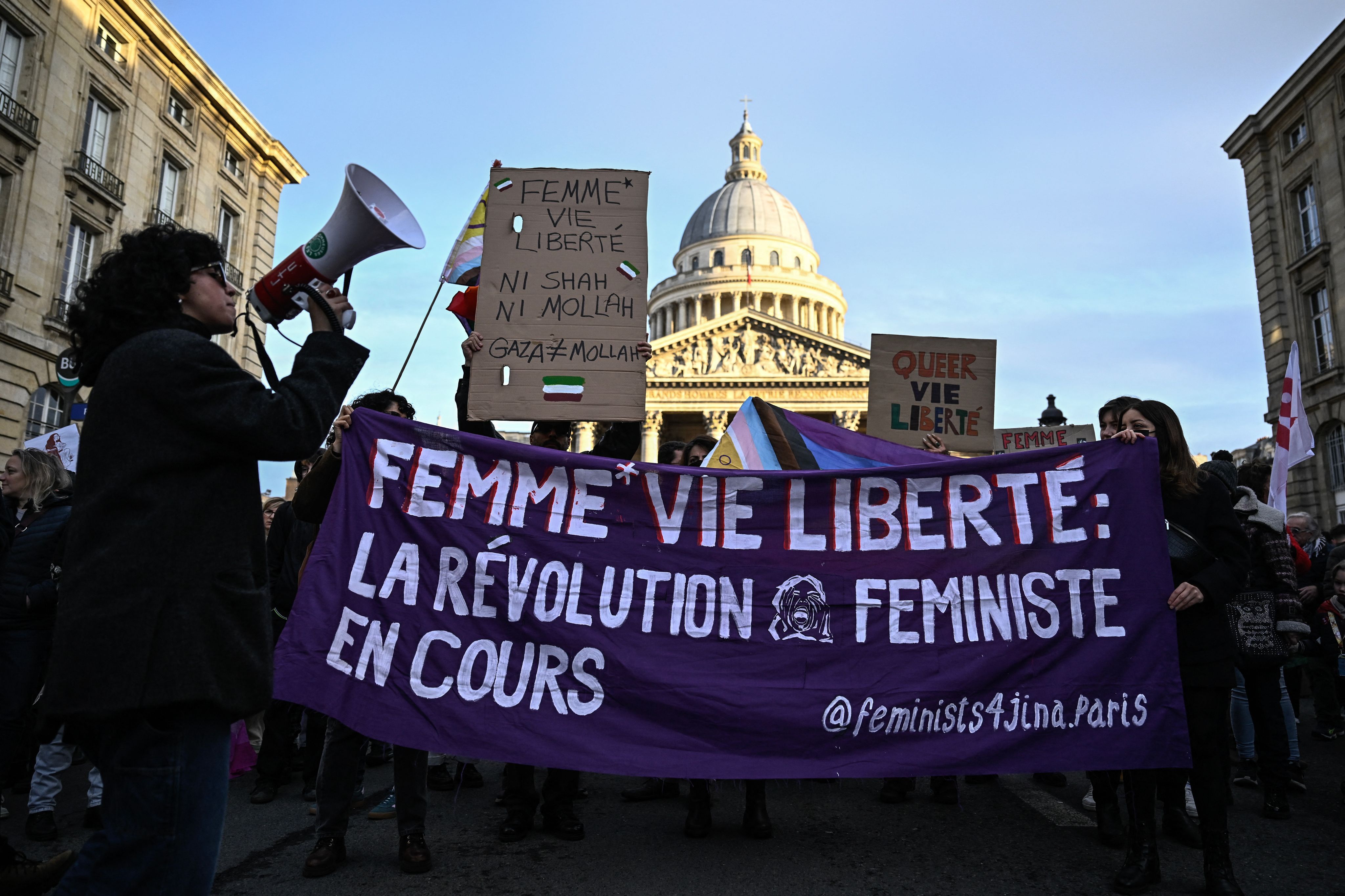 Des manifestants lors d'un rassemblement en soutien au peuple iranien devant le Panthéon à Paris, le 17 janvier 2026.