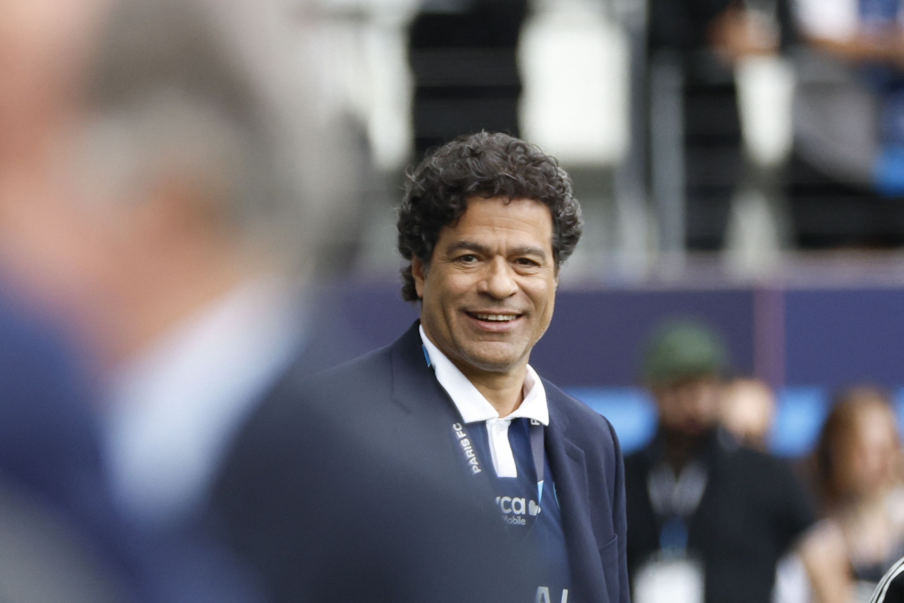 Le footballeur Raï assiste au match de Ligue 1 entre le Paris FC et le RC Strasbourg, à Paris, le 21 septembre 2025