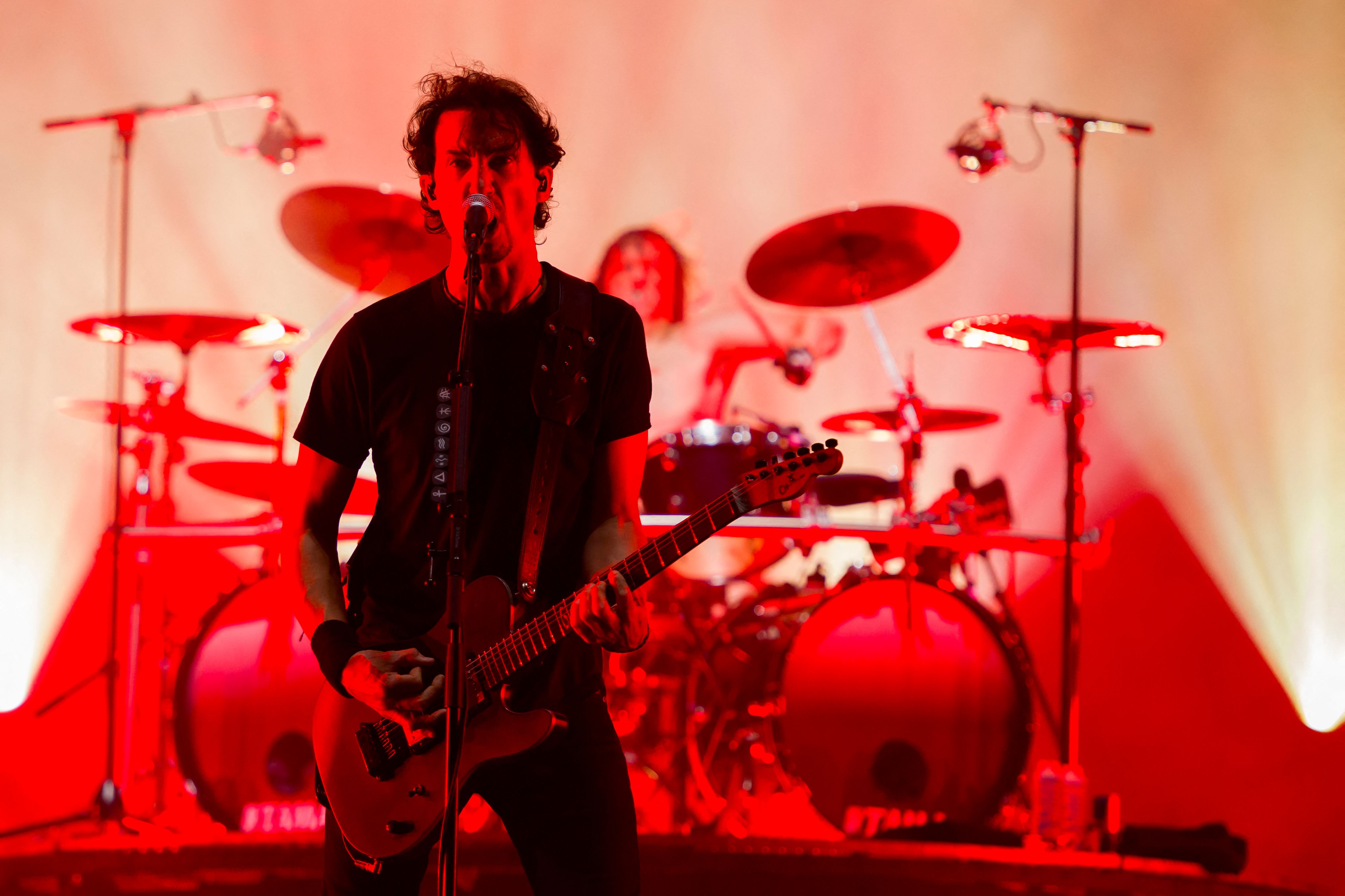 Joe Duplantier (à l'avant) et Mario Duplantier (à la batterie à l'arrière), en juillet 2023 aux Eurockéennes de Belfort