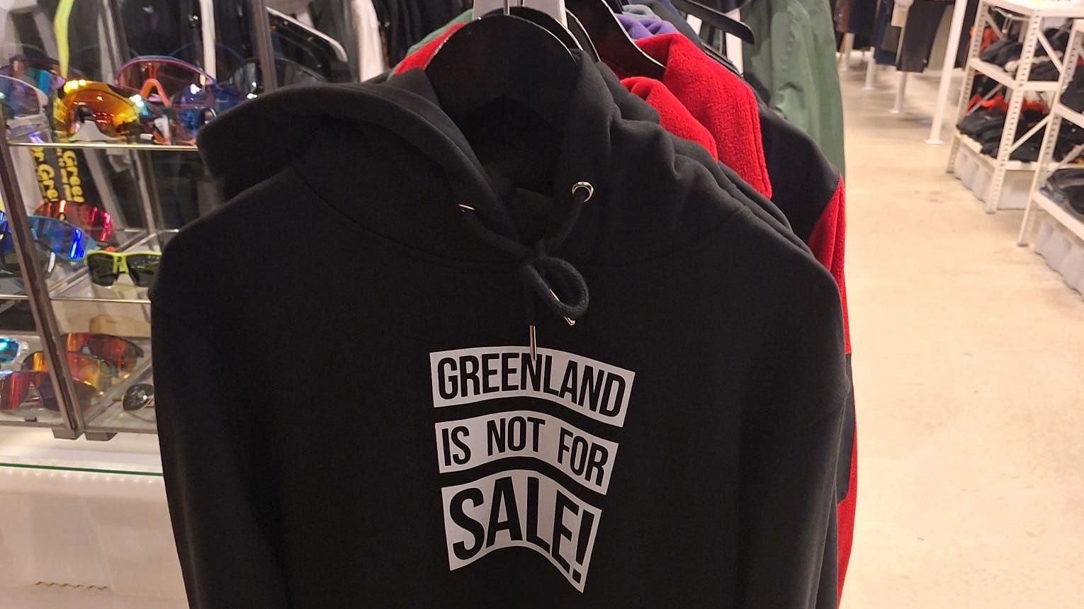 Un sweat-shirt "Le Groenland n'est pas à vendre" dans un magasin de Nuuk, la capitale