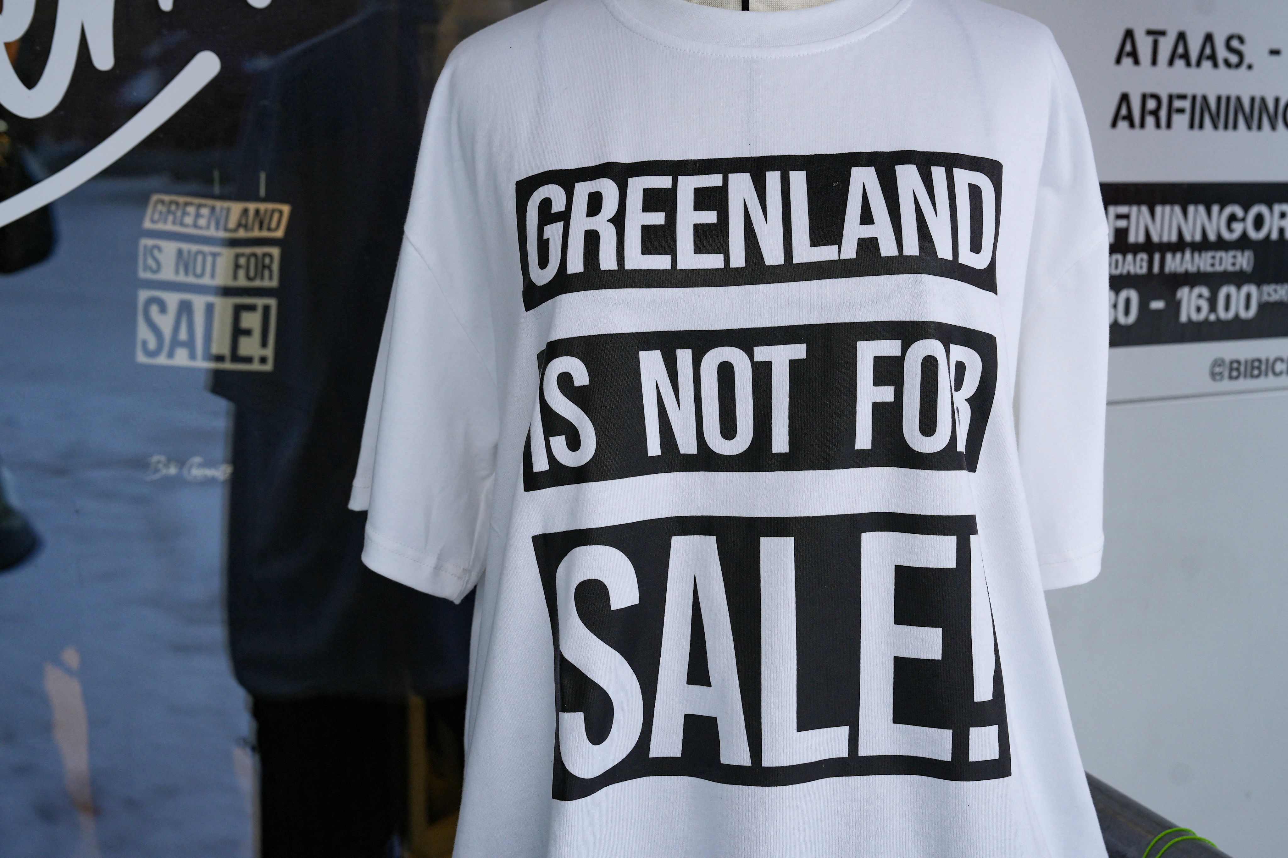 « Le Groenland n’est pas à vendre » : T-shirt en vente à Nuuk, la capitale groenlandaise.