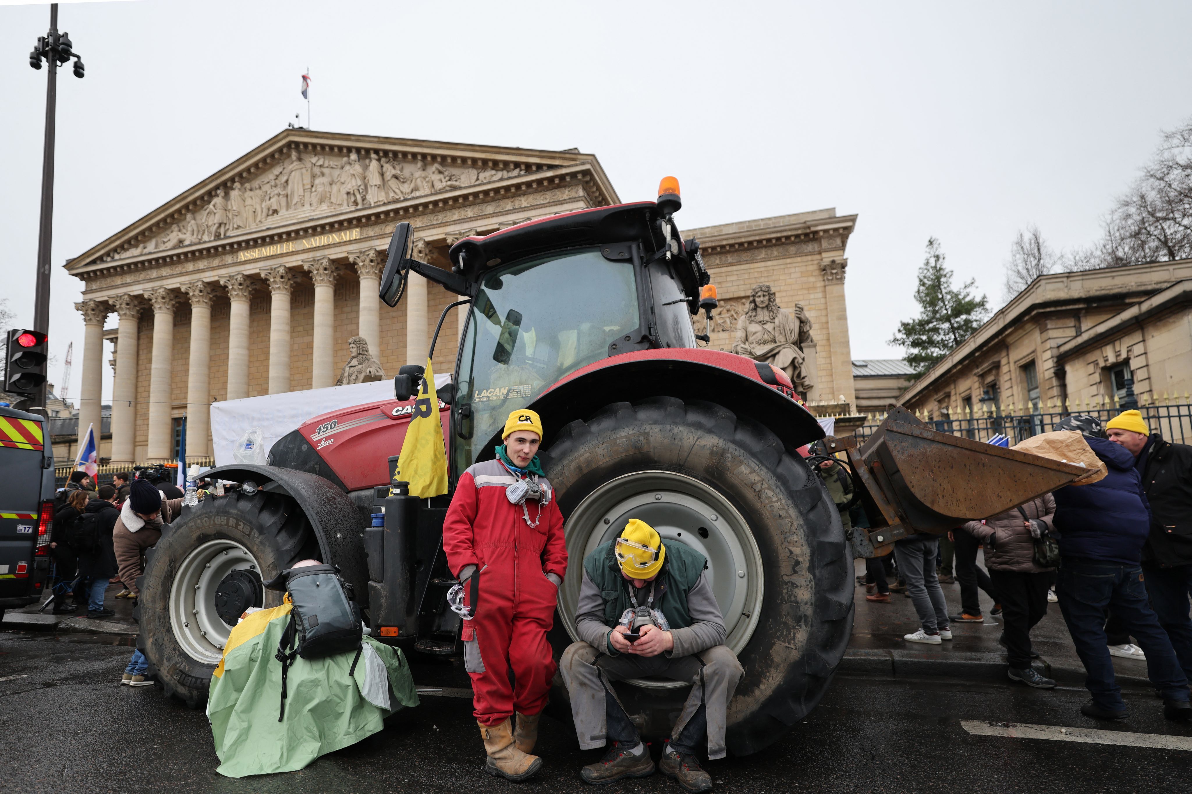 Des militants de la Coordination rurale, devant l'Assemblée nationale, à Paris, le  8 janvier 2026