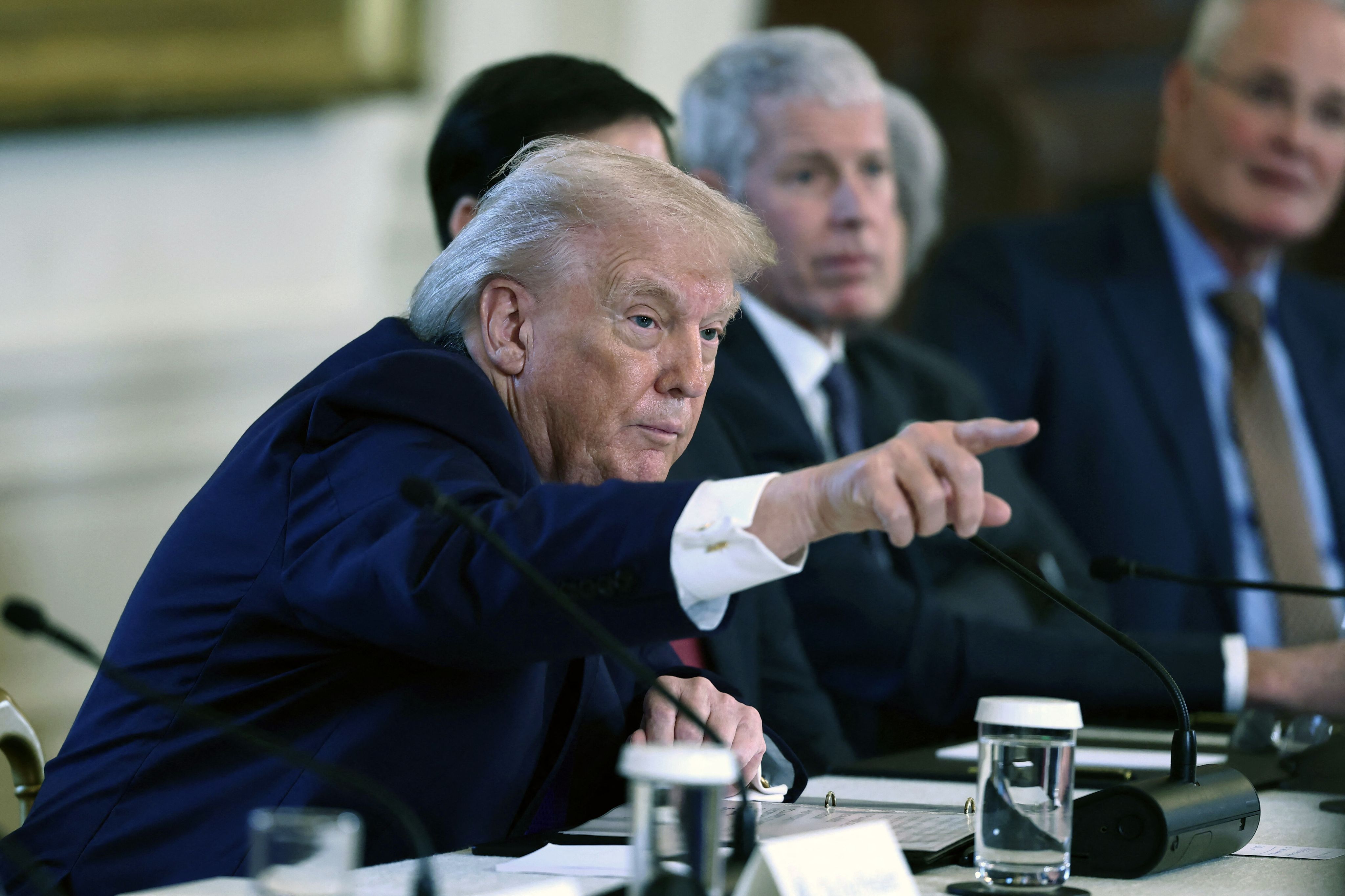 Donald Trump, lors d'une réunion avec des dirigeants du secteur pétrolier et gazier, à la Maison Blanche le 9.06.26 pour les convaincre d'investir au Venezuela.