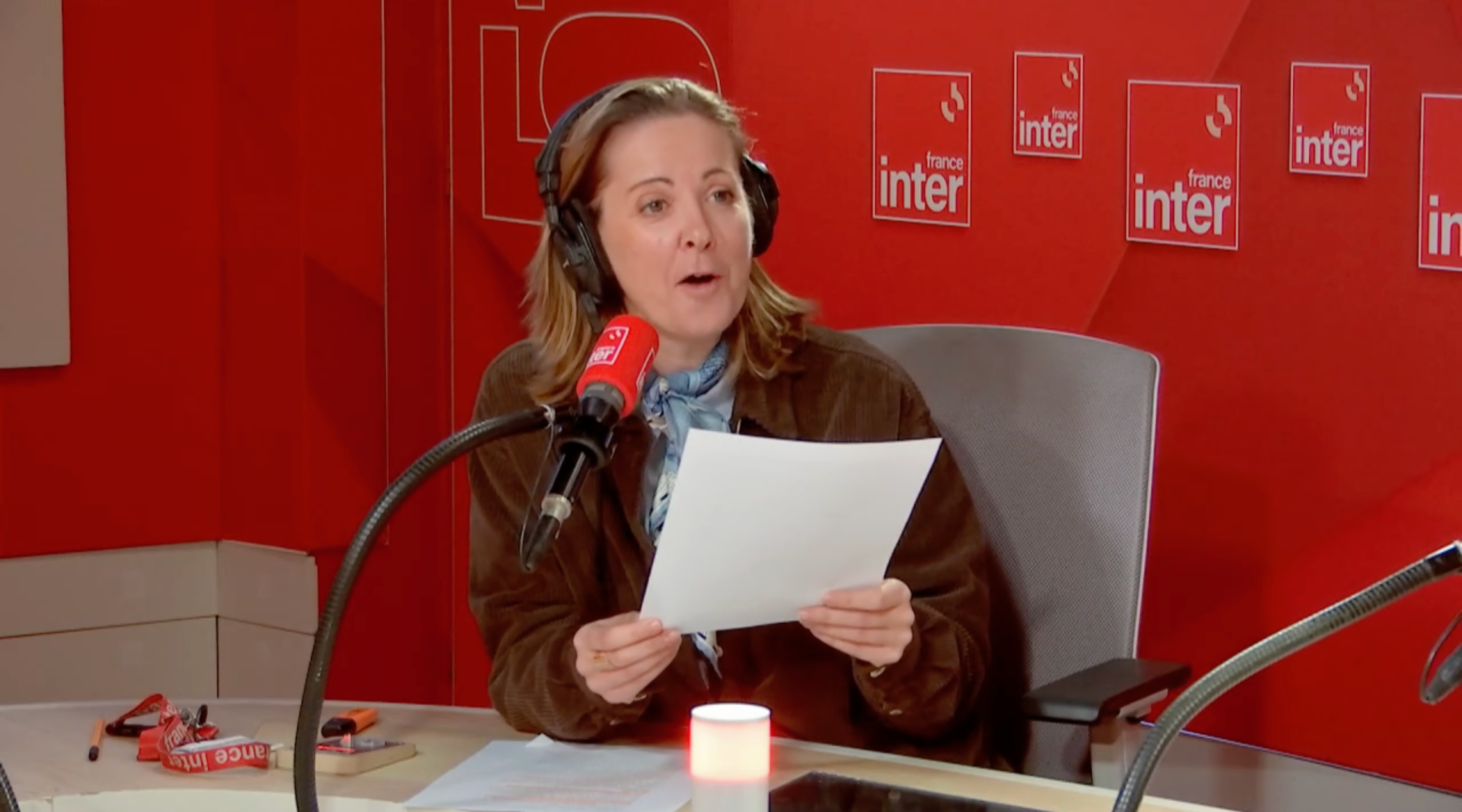 Charline Vanhoenacker en studio à France Inter le 6 janvier 2026, à Paris