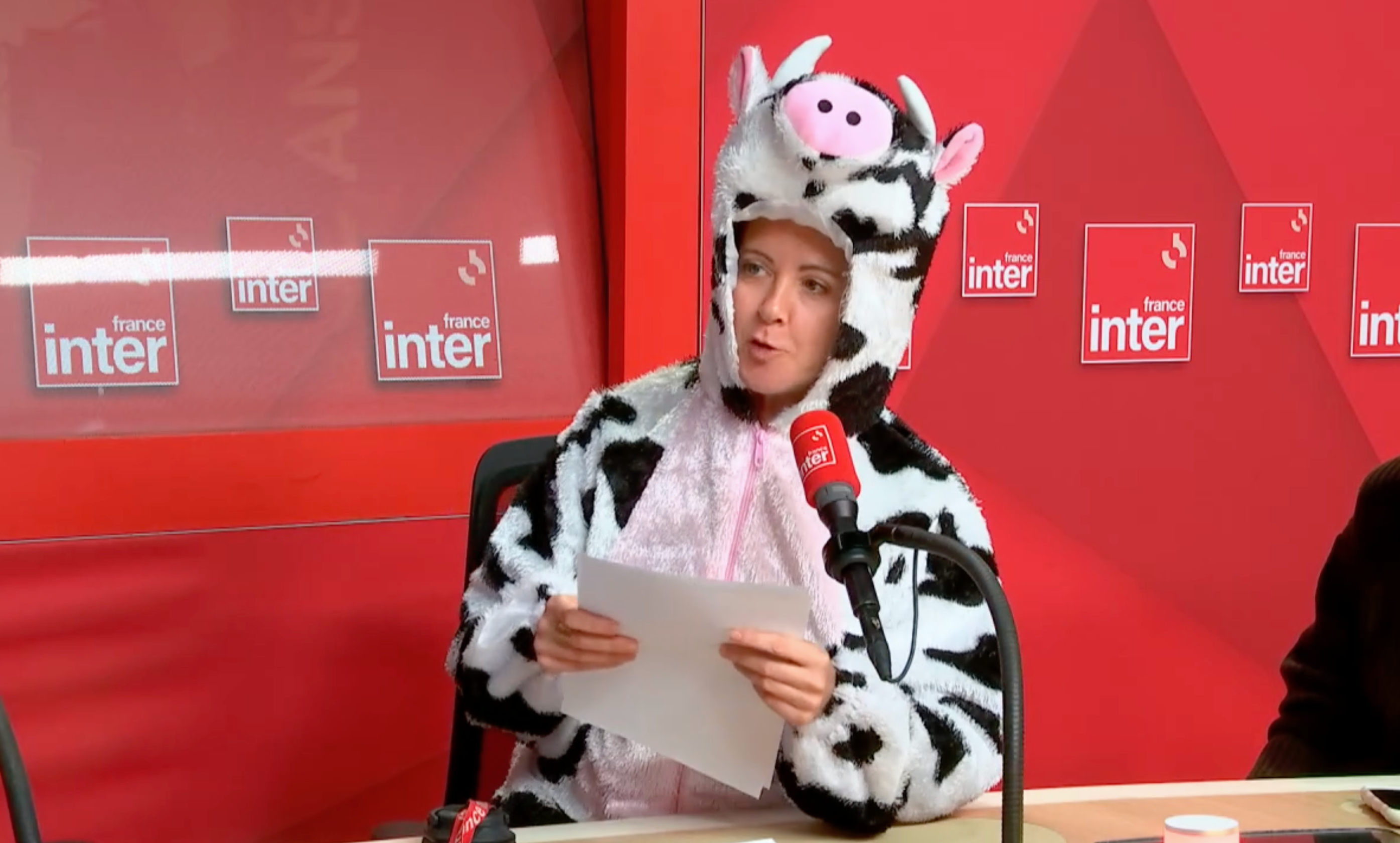 Charline Vanhoenacker déguisée en vache, studios de France Inter le 17 décembre 2025 (Paris)